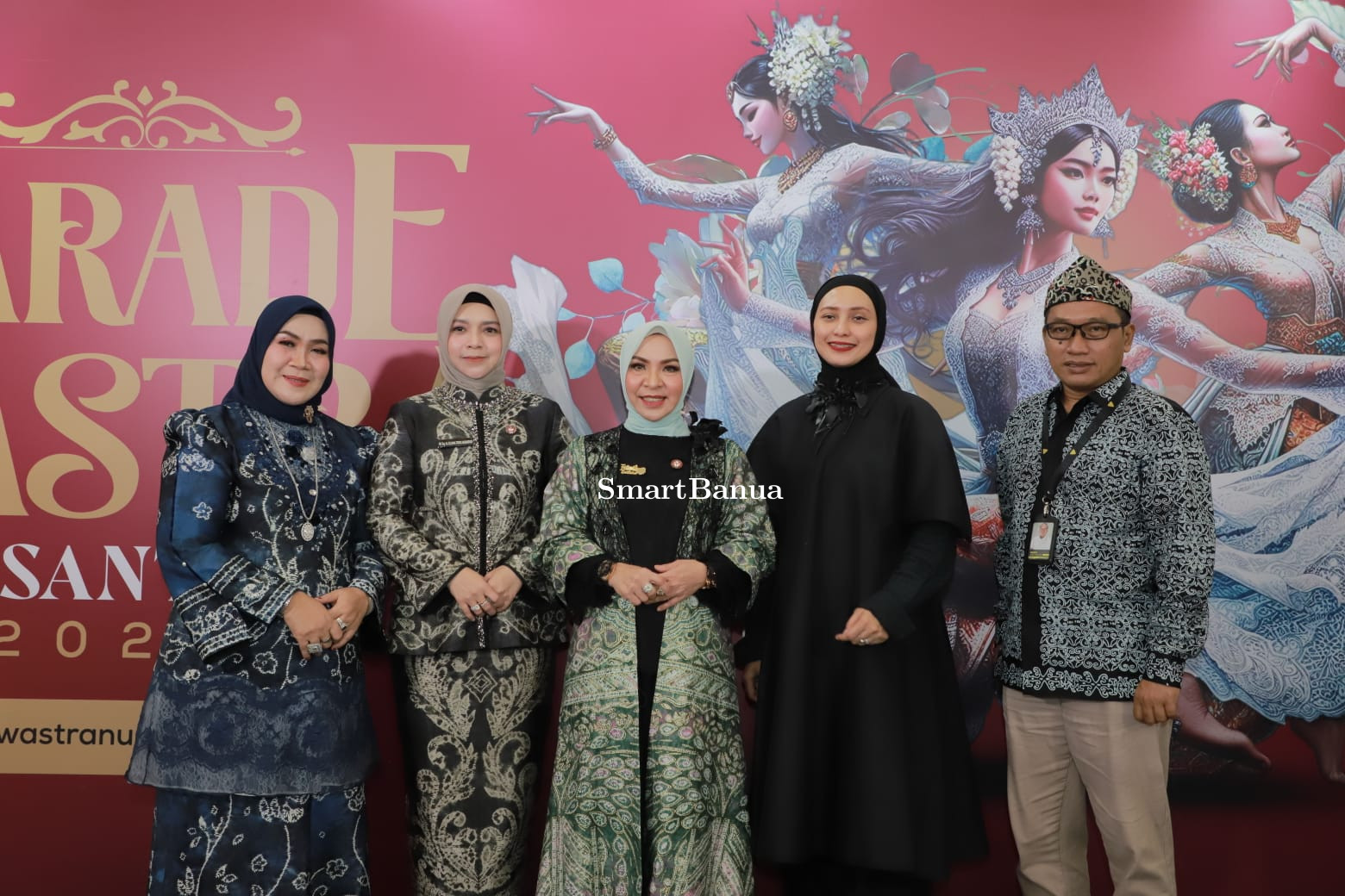 Fashion Show di Parade Wastra Nusantara 2025; Hj. Fathul Jannah Muhidin Promosikan Kain Sasirangan Dikenal Nasional hingga Internasional