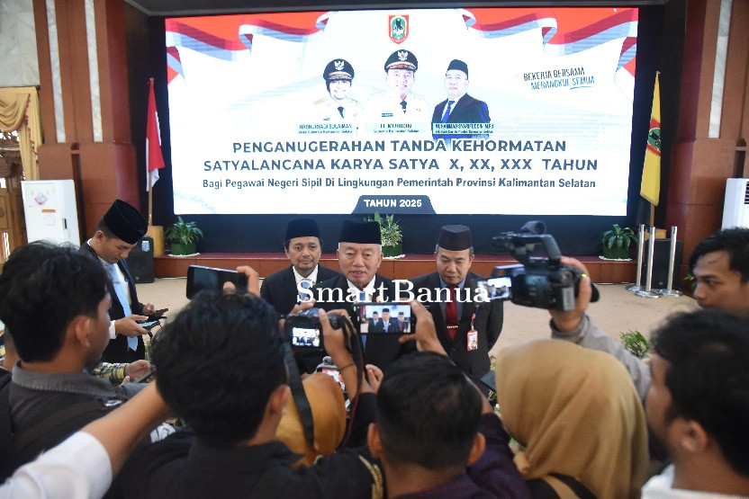 Gubernur H. Muhidin Serahkan Penganugerahan Satyalancana Karya Satya, Penyemangat dan Teladan Bagi ASN Pemprov Kalsel