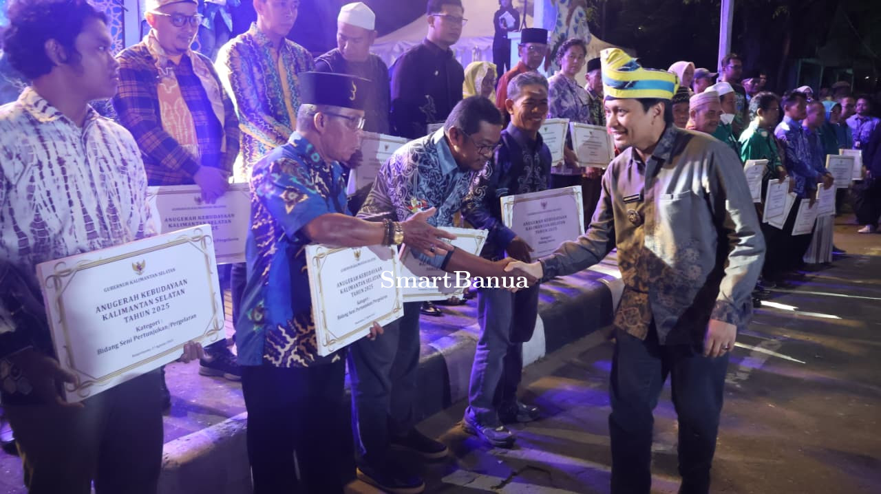 Wagub Hasnuryadi Sulaiman Serahkan Anugerah Kebudayaan Kalsel 2025, Apresiasi Peran Seniman dan Budayawan Melestarikan Budaya Banjar
