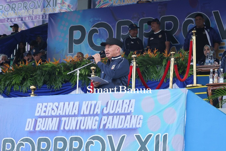 Hujan Tak Surutkan Semangat, Gubernur H. Muhidin Didampingi Hj. Fathul Jannah Buka Porprov XII Kalsel 2025 di Tanah Laut