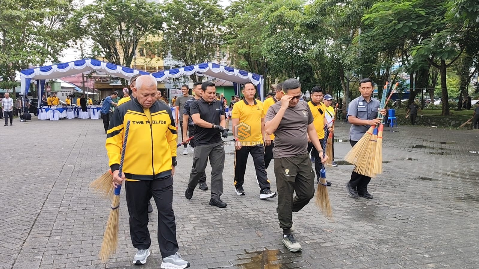 TNI-Polri Turun Bersihkan Taman Kamboja 