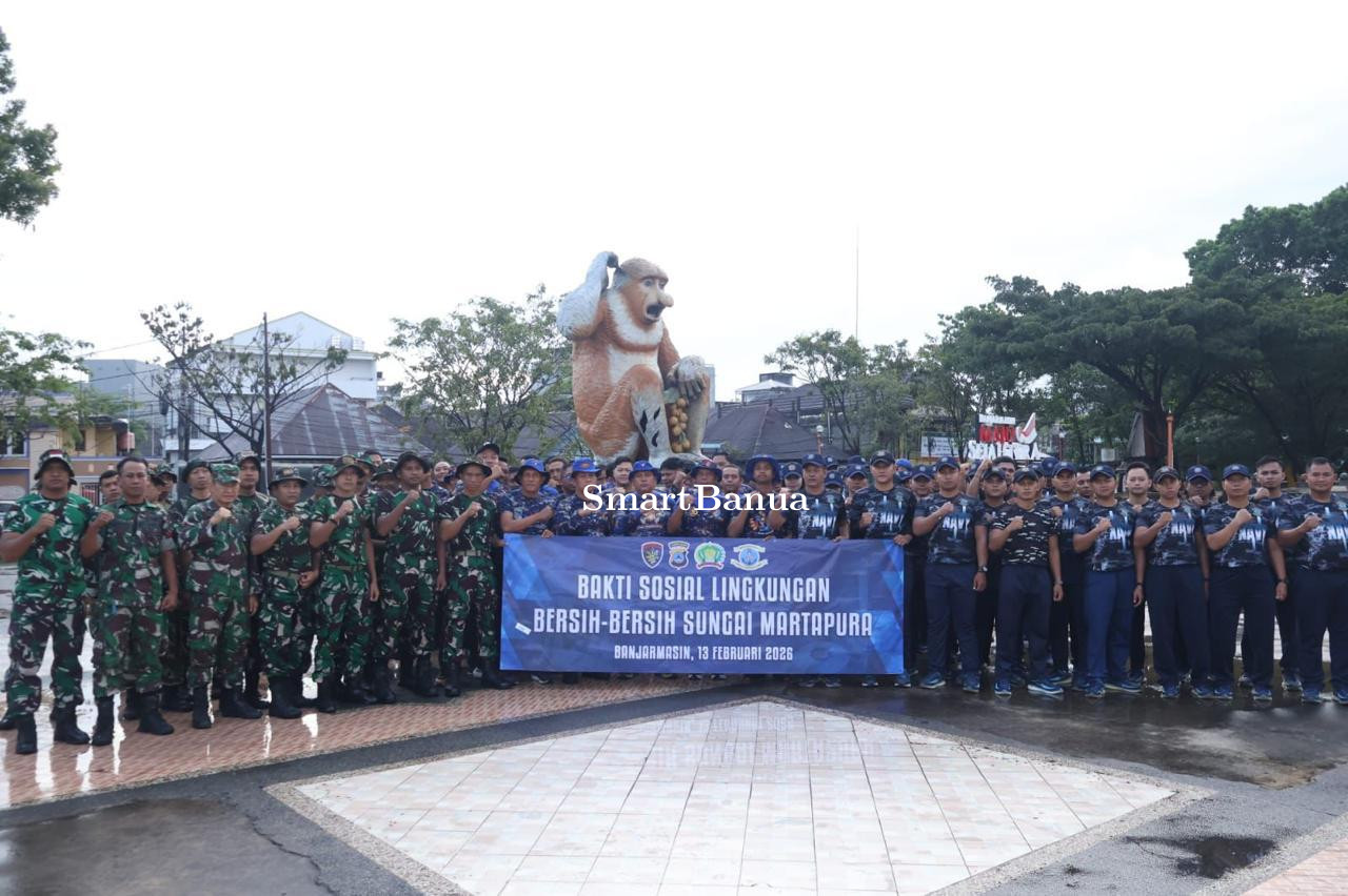 Lanal Banjarmasin Bersama TNI-Polri  Bersih-bersih Sungai Martapura.