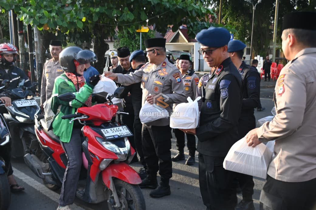 Polda Kalsel Bagikan 1000 Paket Takjil Kepada Masyarakat Dan Buka Puasa Bersama ...