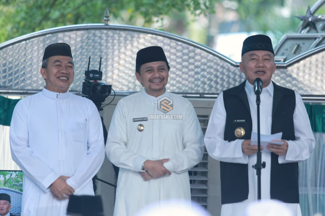 Gubernur H. Muhidin Bersama Wagub dan Sekdaprov Sholat Idul Fitri di Masjid Sabi...