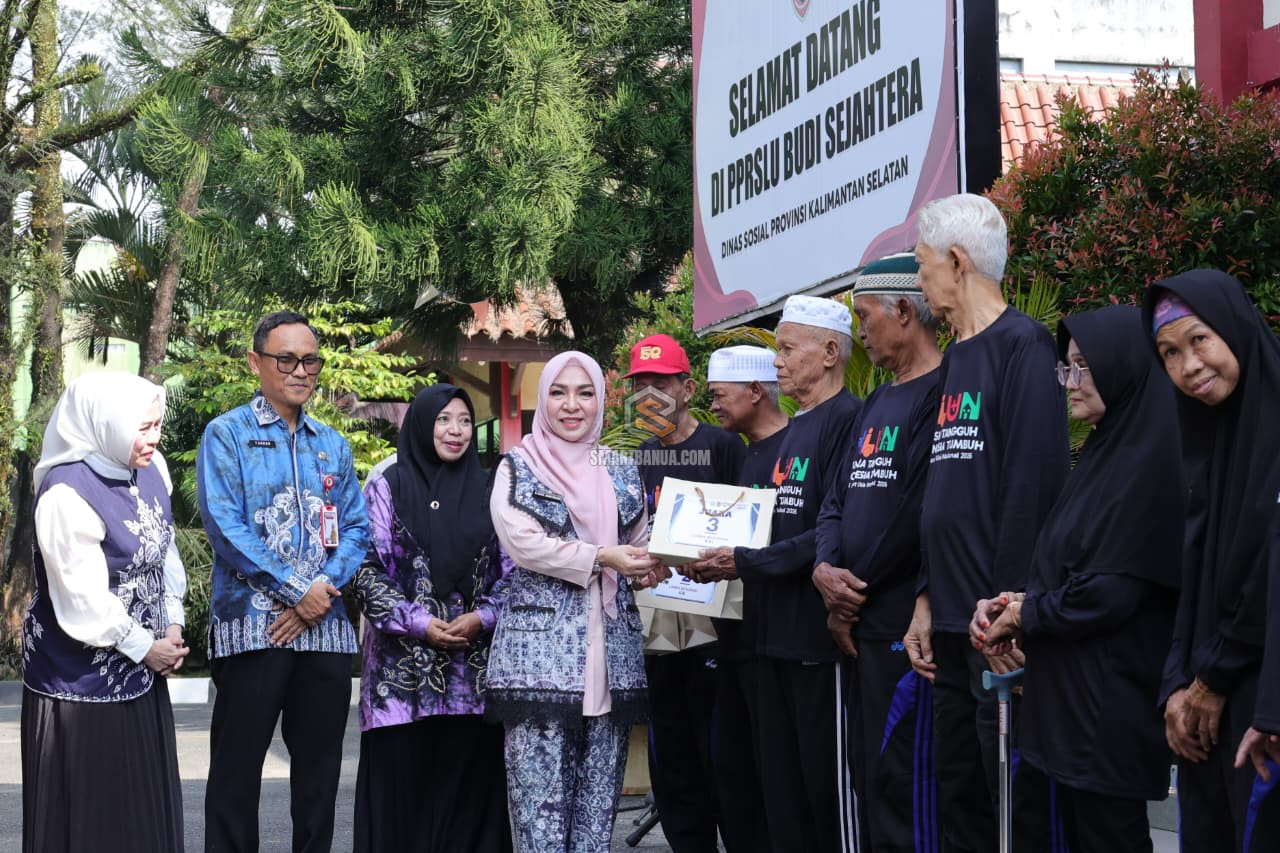 Peringatan Hari Lanjut Usia; Hj. Fathul Jannah Muhidin Sambangi dan Serahkan Ban...
