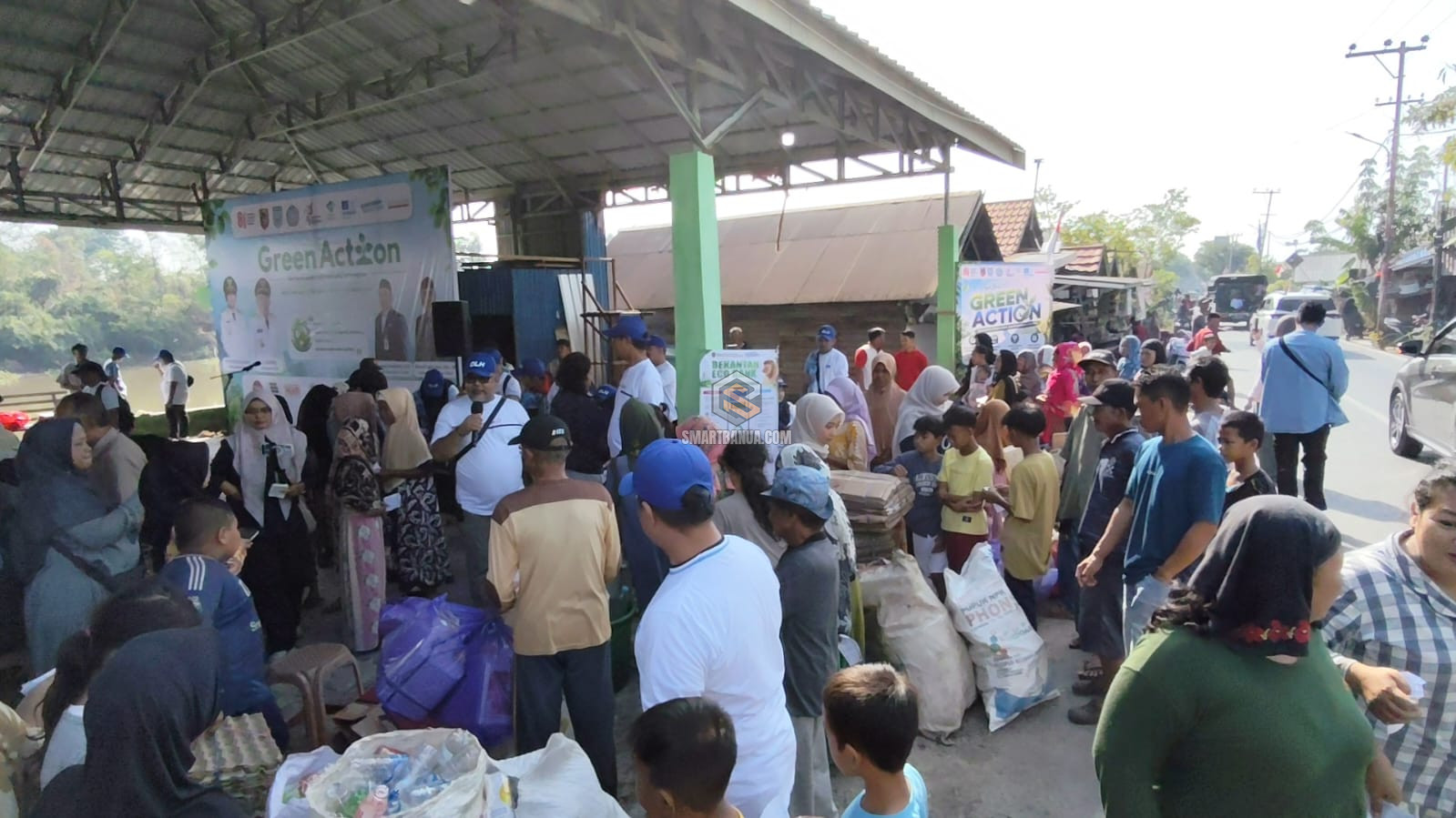 Warga Sungai Rangas Antusias Tukar Sampah dengan Sembako