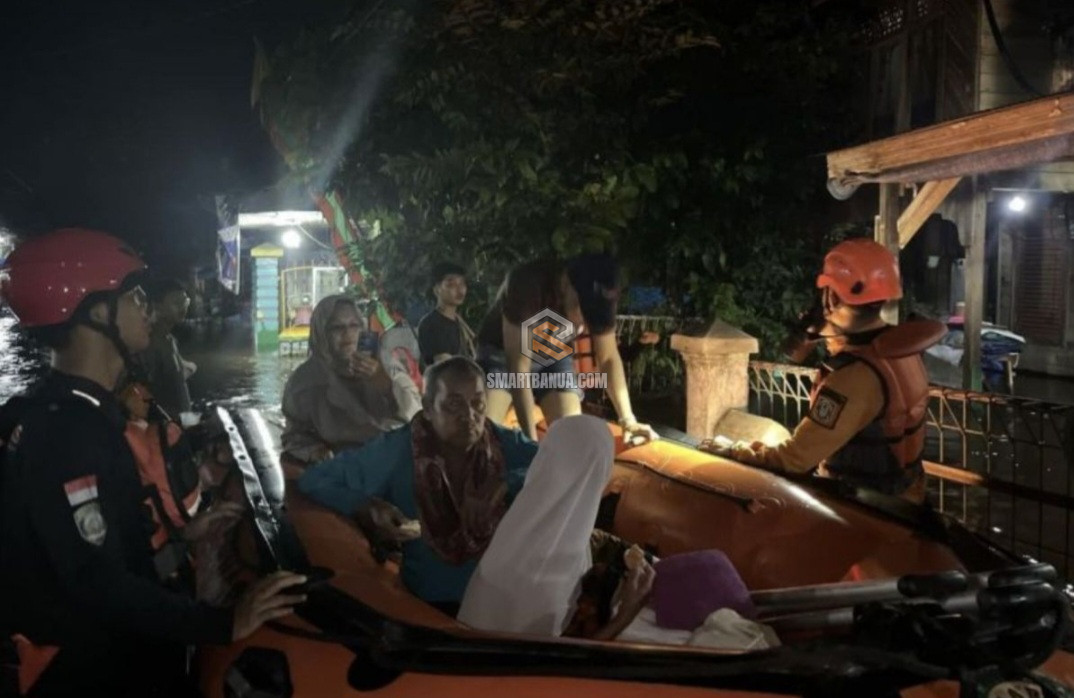 Banjir Martapura Kalsel: Ibu-Ibu dan Balita Dievakuasi Tim SAR Gabungan, Operasi...